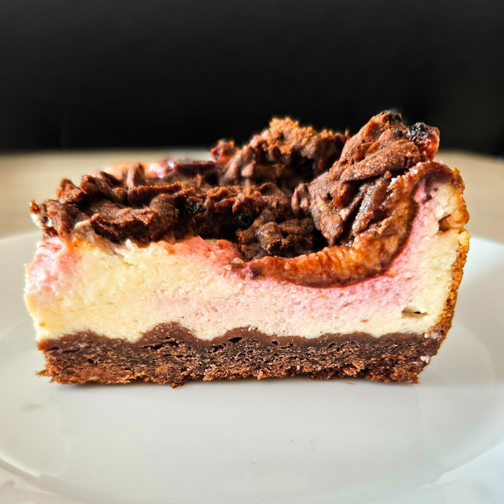 Sernik ze śliwkami na czekoladowym spodzie