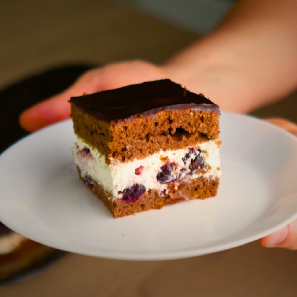 ciasto czekoladowe z kremem i wiśniami