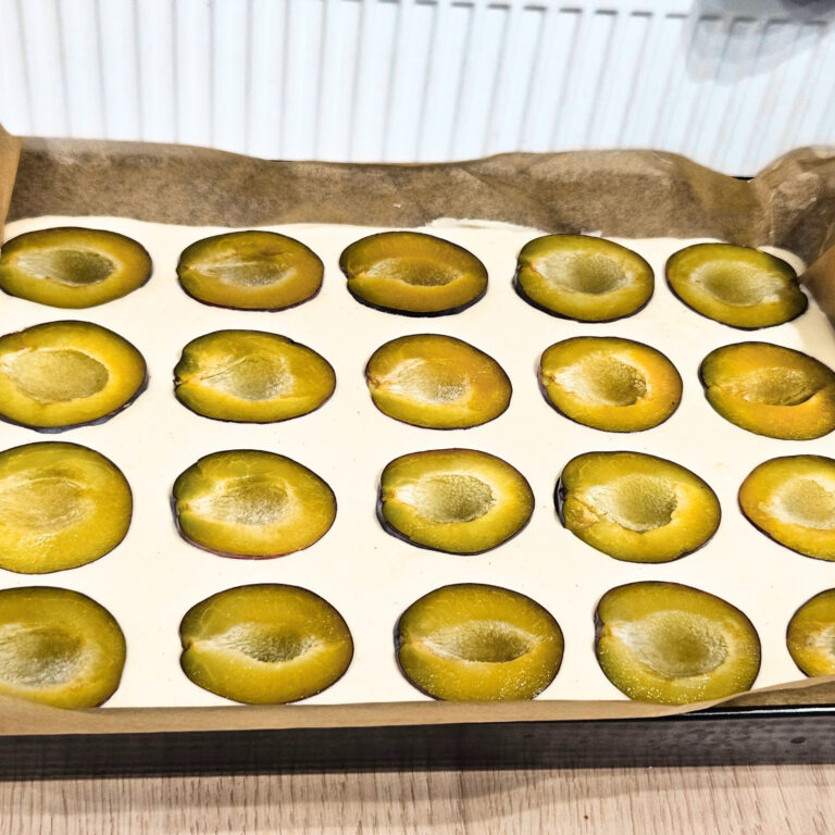 Sernik ze śliwkami - śliwki ułożone na masie serowej