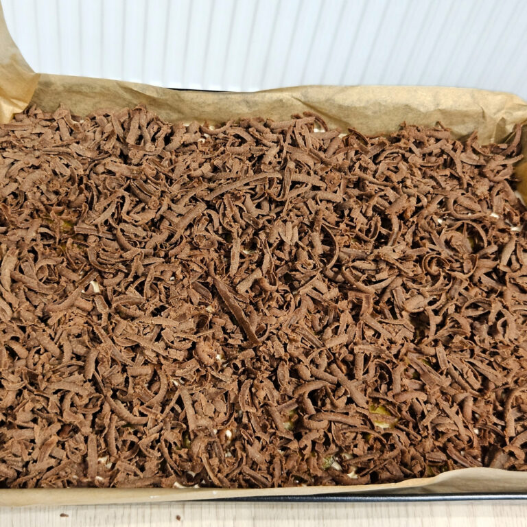 Sernik ze śliwkami - czekoladowy wierzch