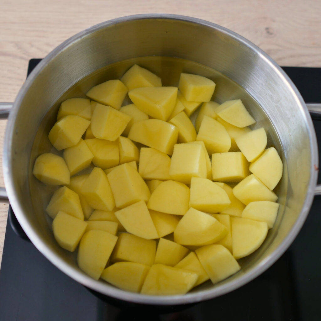 Ziemniaki w cząstkach z airfryera - przygotowanie